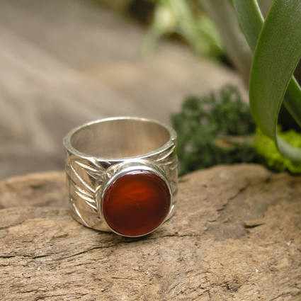 ���J�[�l���A��
�������]��^���A�s���͂�����������΁B
���̐΂ɂ͍D��S���h�����A�s��������������p���[����߂��Ă��܂��B
���C�͂Ȑl�E�ӂ��҂ɂ͂��C���N����������S�ƃG�l���M�[��^���Ă���܂��B
�܂��A�l�̈��ӂ⎹�i��ނ��������Đ�������͂�����܂��B
���l�̓{���Â߂�B�d���E��Ƃ̔\���A�b�v�Ɍ��ʂ𔭊�����Ƃ������Ă��܂�