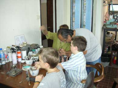 8�΂�10�΂̓�l�̓o�[�i�[����������āA�낤�Â�����