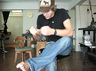 ���Ƒ��̎w�Ǝ���g���ĘX�����̌�����҂�ł���}