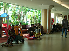 �����A�Y�w�l�ȕa���̑ҍ����̎q�����V�ԏꏊ