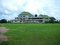 �����n�̒��S�̏Z�l�p�̋��L�r��